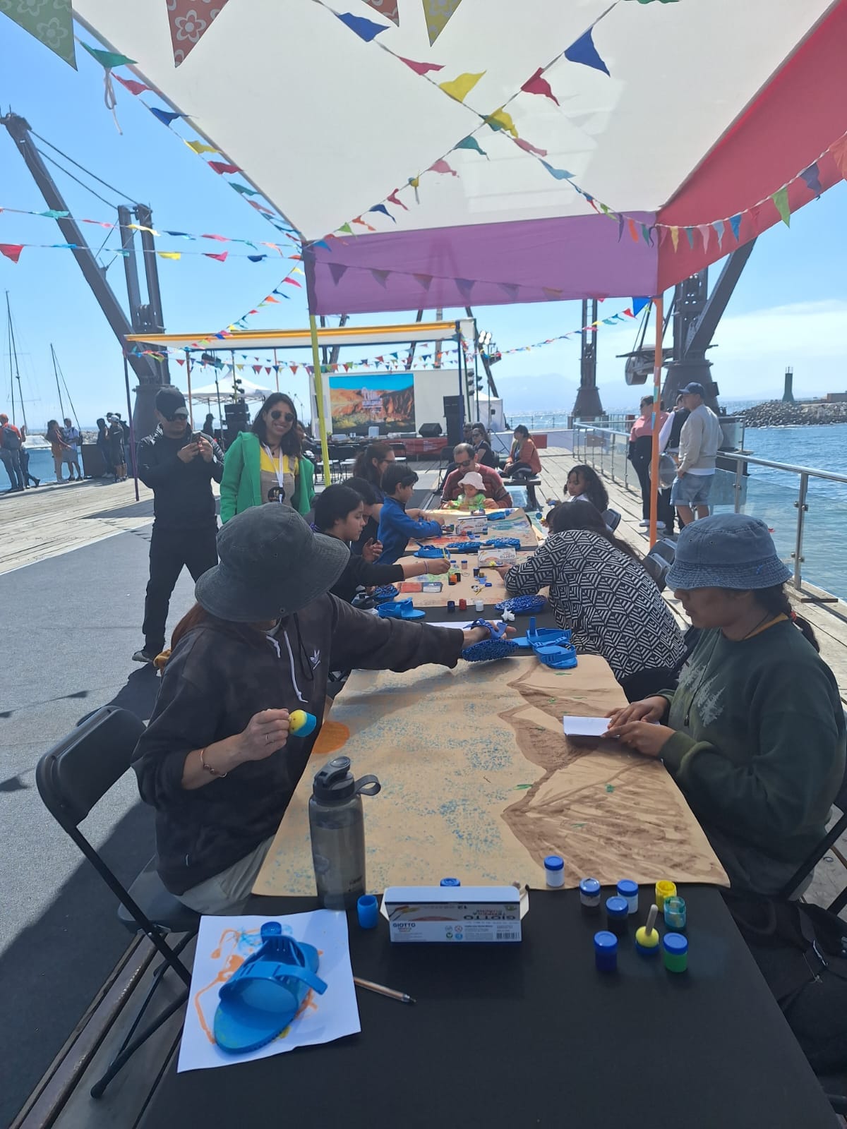 Niños y adolescentes aprendiendo